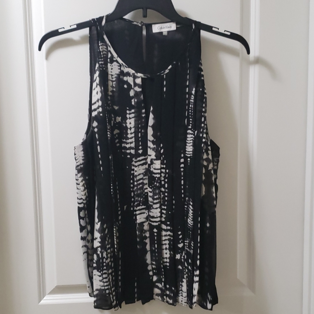 Black & white sleeveless blouse